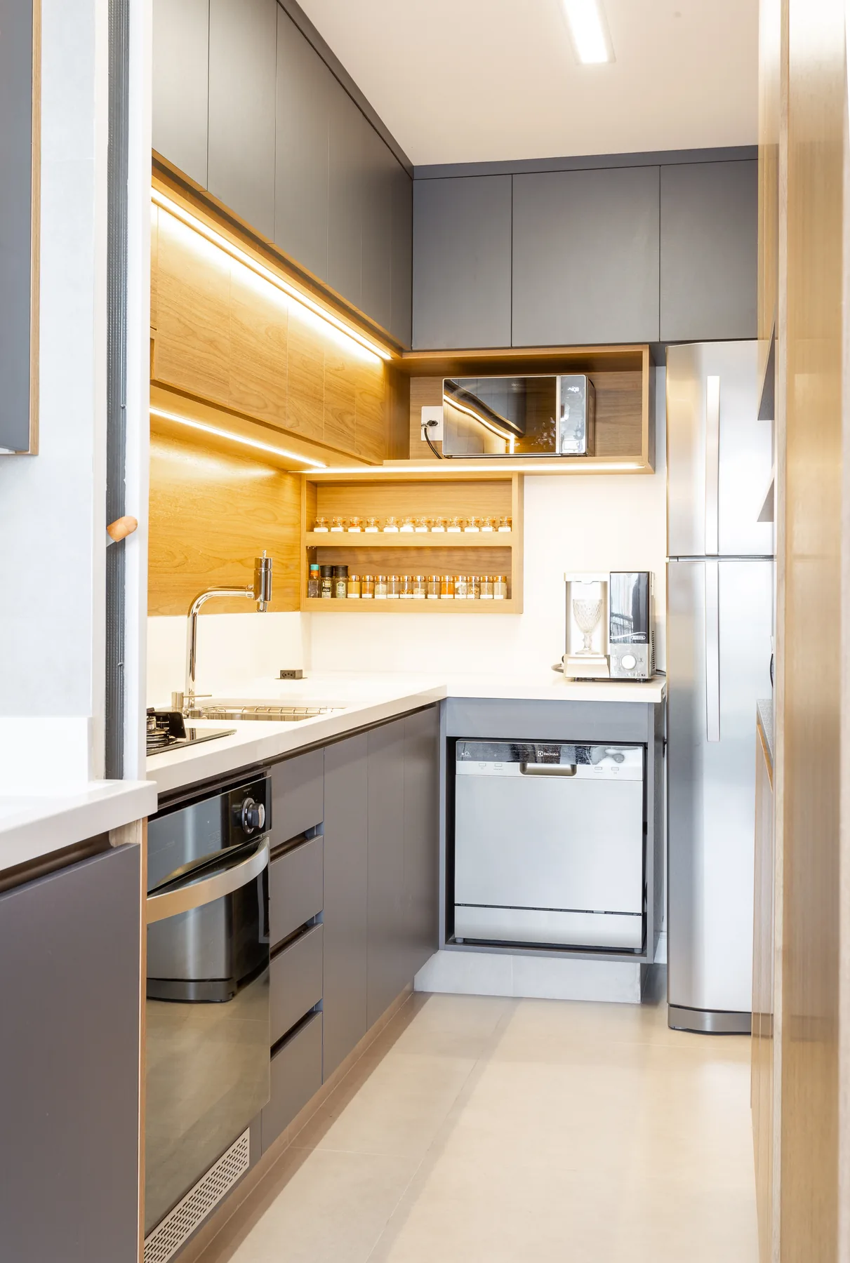 Cozinha planejada para apartamento pequeno em São Paulo, com marcenaria vertical aproveitando toda a altura da parede